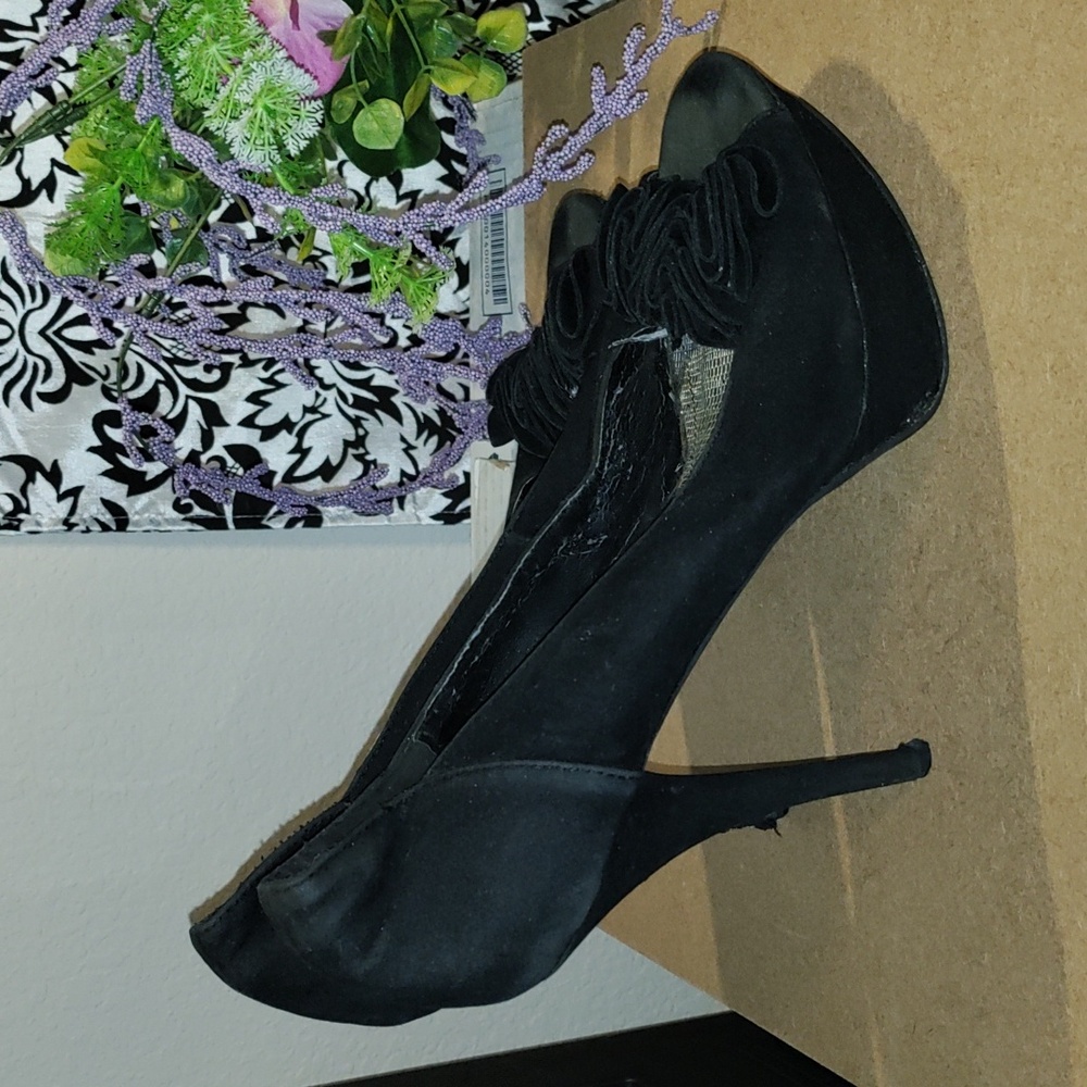 Open toed velvety heel with pretty ruffles size 10